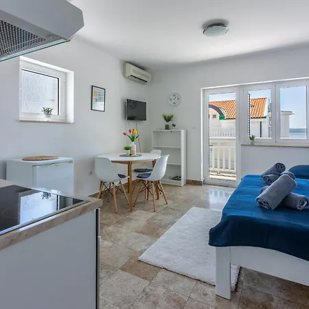 Podvezanec Apartment *