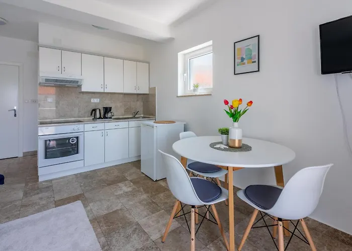 アパート Podvezanec ドラマリ