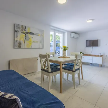 Podvezanec Apartment Dramalj