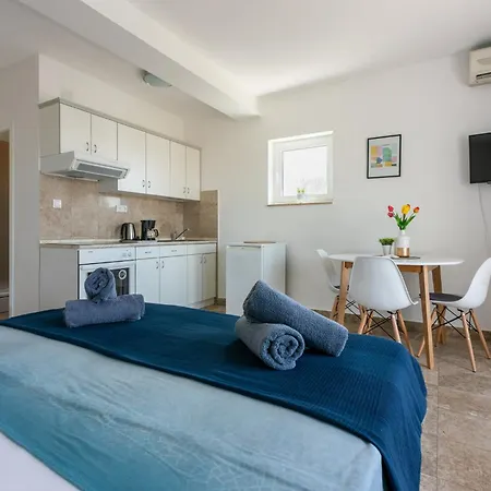 Podvezanec * Dramalj