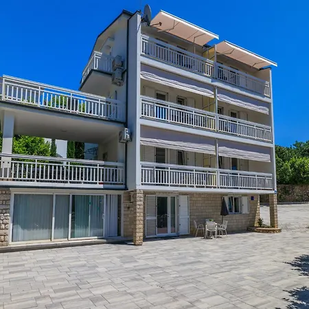 Podvezanec Apartament Dramalj